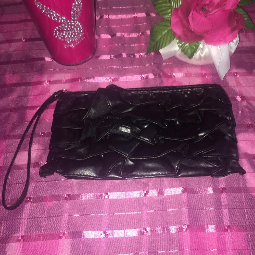 Super CUTE black ruffled wristlet bag 😍❤️💖